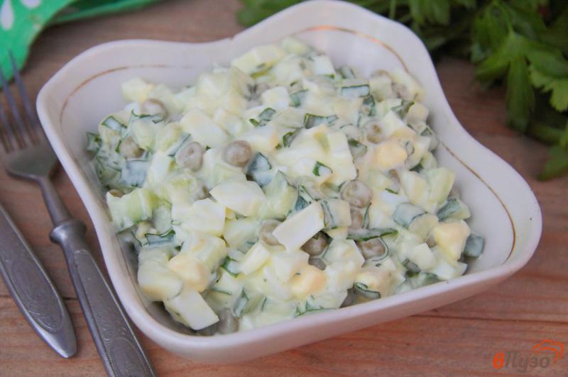 Фото приготовление рецепта: Салат с зеленым горошком, огурцом и яйцами шаг №6