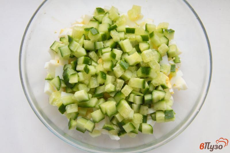 Фото приготовление рецепта: Салат с зеленым горошком, огурцом и яйцами шаг №2