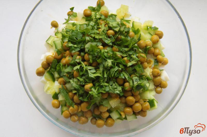 Фото приготовление рецепта: Салат с зеленым горошком, огурцом и яйцами шаг №4