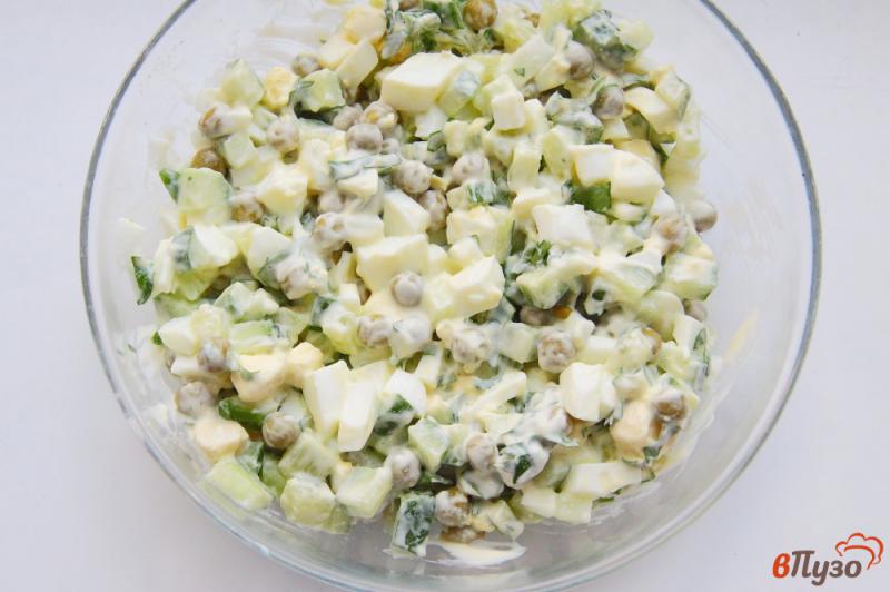 Фото приготовление рецепта: Салат с зеленым горошком, огурцом и яйцами шаг №5