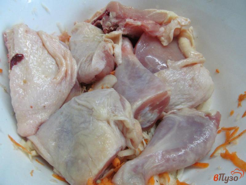 Фото приготовление рецепта: Тушеная курица в овощах шаг №3