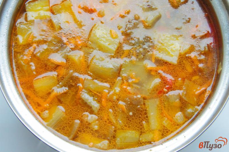 Фото приготовление рецепта: Суп с баклажанами на курином бульоне шаг №7