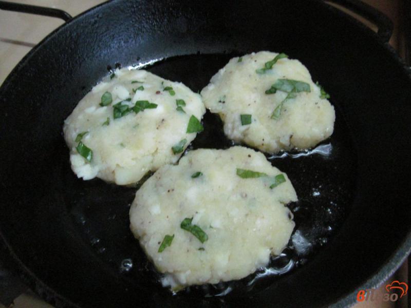 Фото приготовление рецепта: Картофельные котлеты с салатом из рыбы шаг №2