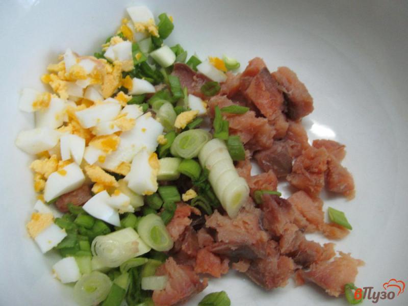 Фото приготовление рецепта: Картофельные котлеты с салатом из рыбы шаг №4