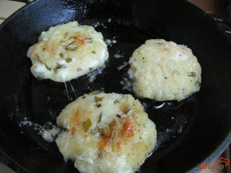 Фото приготовление рецепта: Картофельные котлеты с салатом из рыбы шаг №3