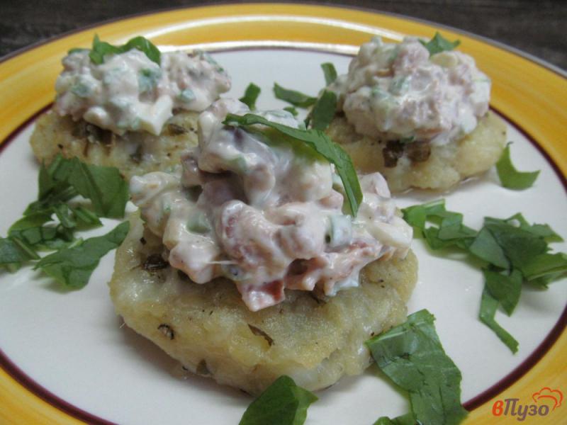 Фото приготовление рецепта: Картофельные котлеты с салатом из рыбы шаг №6