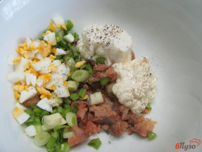 Фото приготовление рецепта: Картофельные котлеты с салатом из рыбы шаг №5