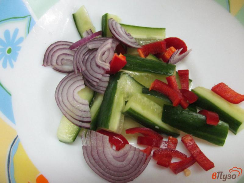 Фото приготовление рецепта: Салат из огурцом и куриным мясом шаг №3