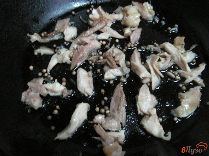 Фото приготовление рецепта: Салат из огурцом и куриным мясом шаг №2