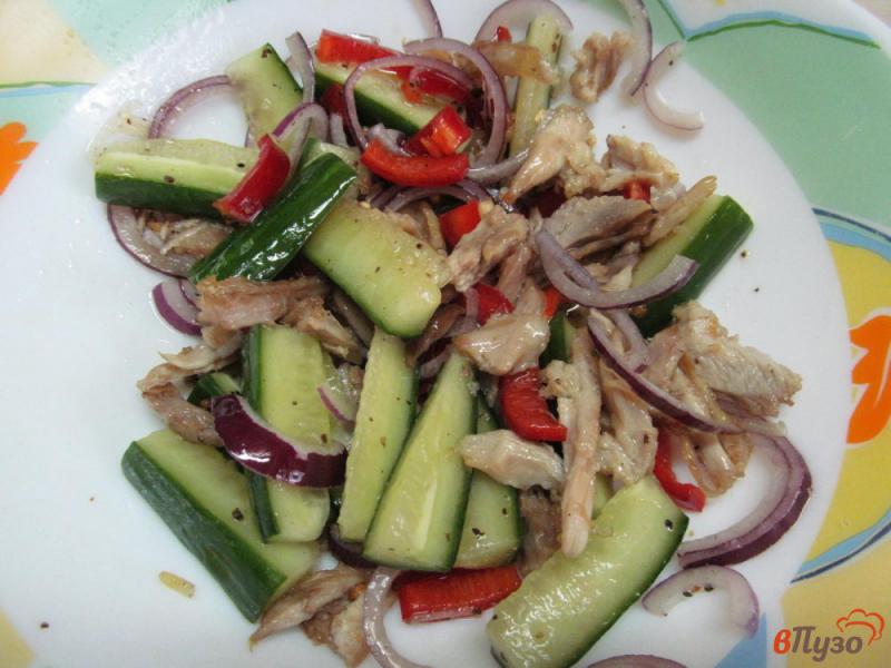 Фото приготовление рецепта: Салат из огурцом и куриным мясом шаг №5