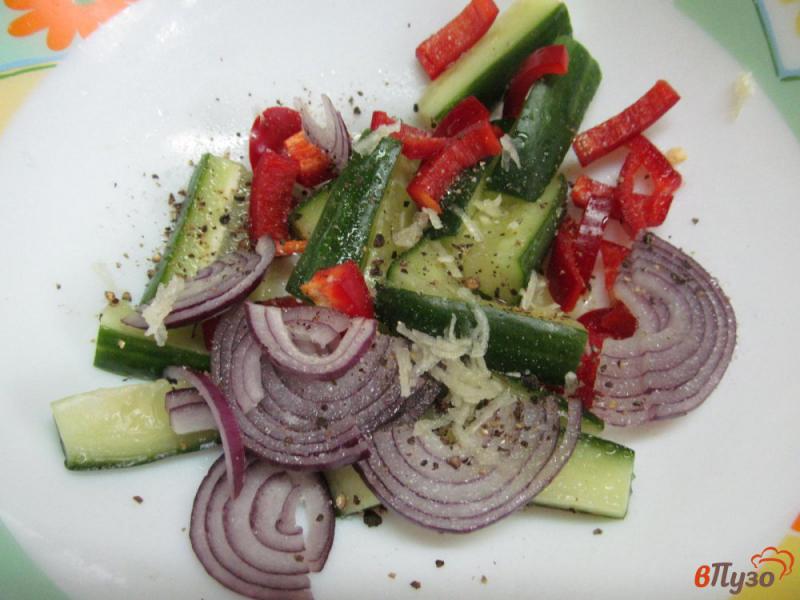 Фото приготовление рецепта: Салат из огурцом и куриным мясом шаг №4