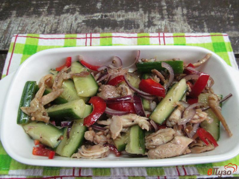 Фото приготовление рецепта: Салат из огурцом и куриным мясом шаг №7