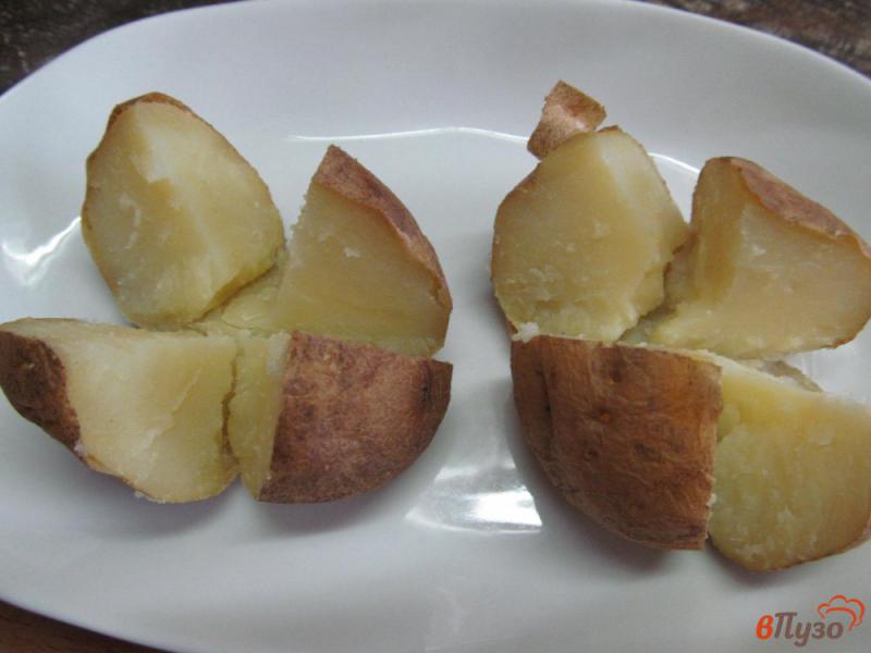 Фото приготовление рецепта: Запеченный картофель под соусом тартар шаг №4