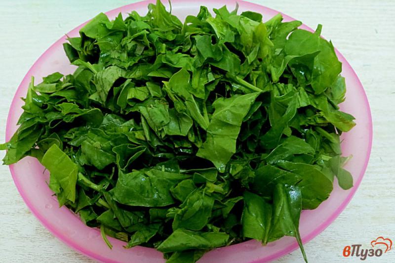 Фото приготовление рецепта: Зелёный соус из шпината и салата шаг №3