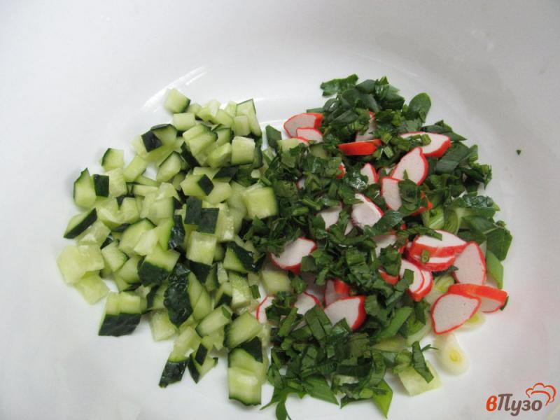 Фото приготовление рецепта: Салат из яблока с куриной грудкой и крабовыми палочками шаг №2