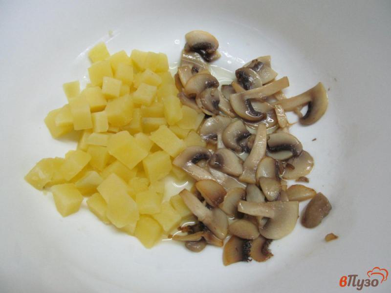 Фото приготовление рецепта: Салат из картофеля с оливками и грибами шаг №2