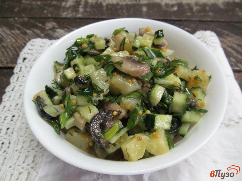 Фото приготовление рецепта: Салат из картофеля с оливками и грибами шаг №5