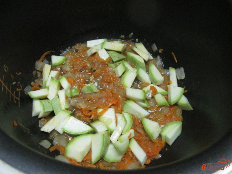 Фото приготовление рецепта: Тушеные кабачки с рисом в мультиварке шаг №2