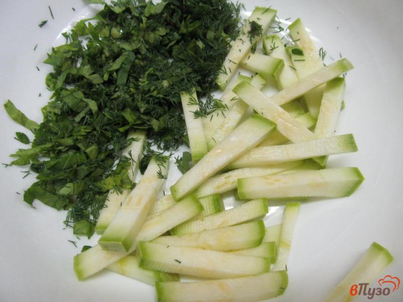 Фото приготовление рецепта: Салат из кабачка с яичными блинами шаг №4