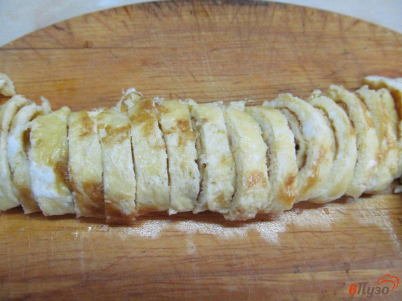 Фото приготовление рецепта: Салат из кабачка с яичными блинами шаг №5