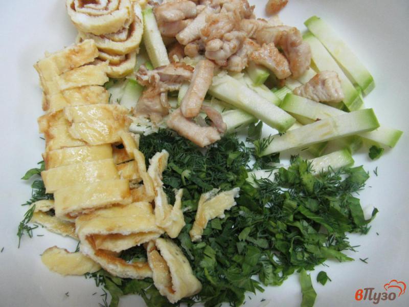 Фото приготовление рецепта: Салат из кабачка с яичными блинами шаг №6