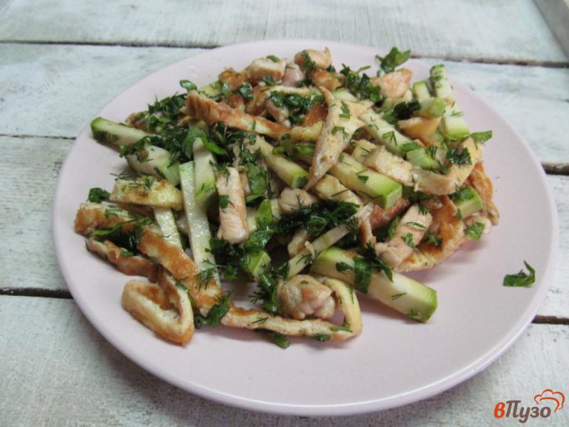 Фото приготовление рецепта: Салат из кабачка с яичными блинами шаг №8
