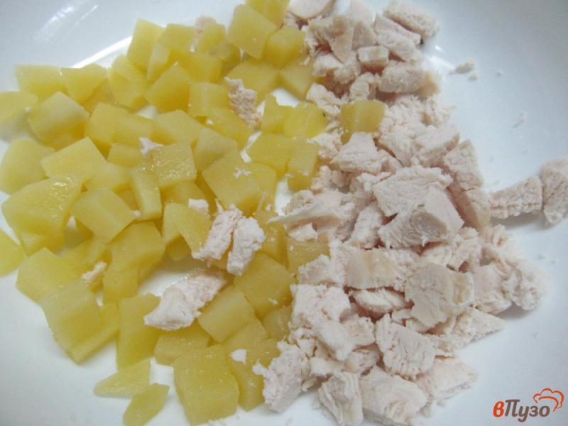Фото приготовление рецепта: Салат из курицы и грибов в кулечках из блинов шаг №1