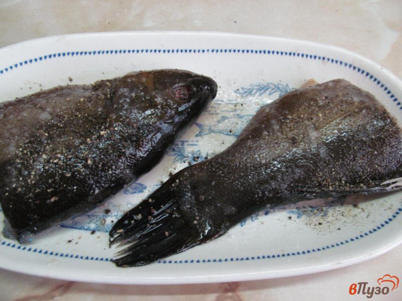 Фото приготовление рецепта: Жареная рыба под соусом из апельсина шаг №4