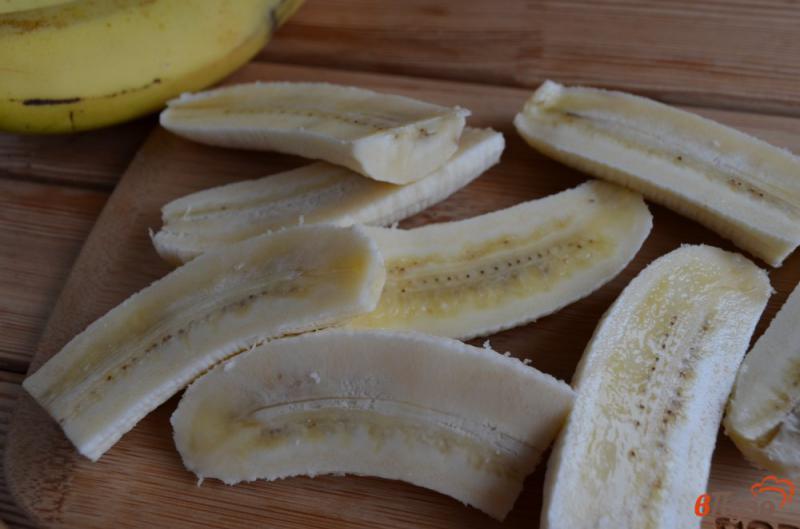 Фото приготовление рецепта: Банановый пирог со сметанной заливкой шаг №5