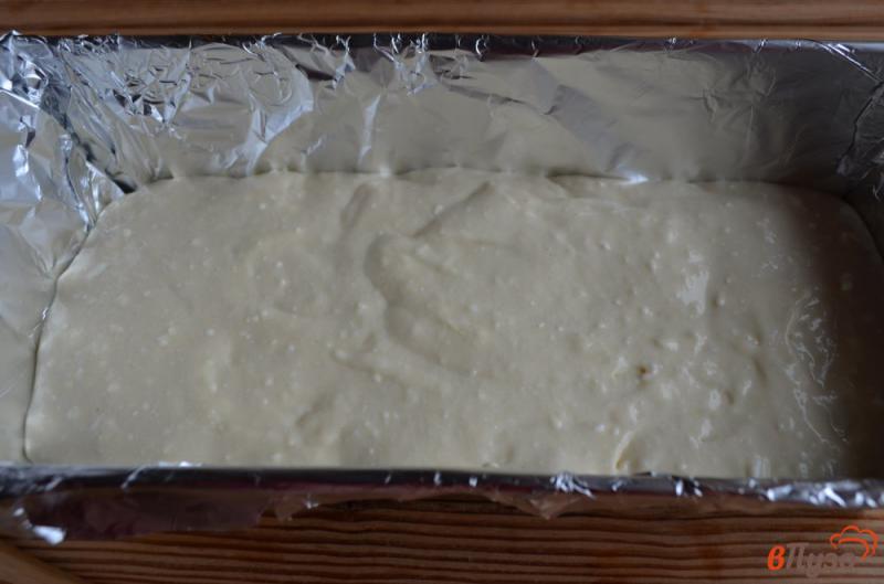 Фото приготовление рецепта: Банановый пирог со сметанной заливкой шаг №7