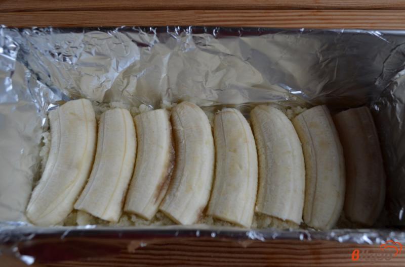 Фото приготовление рецепта: Банановый пирог со сметанной заливкой шаг №6