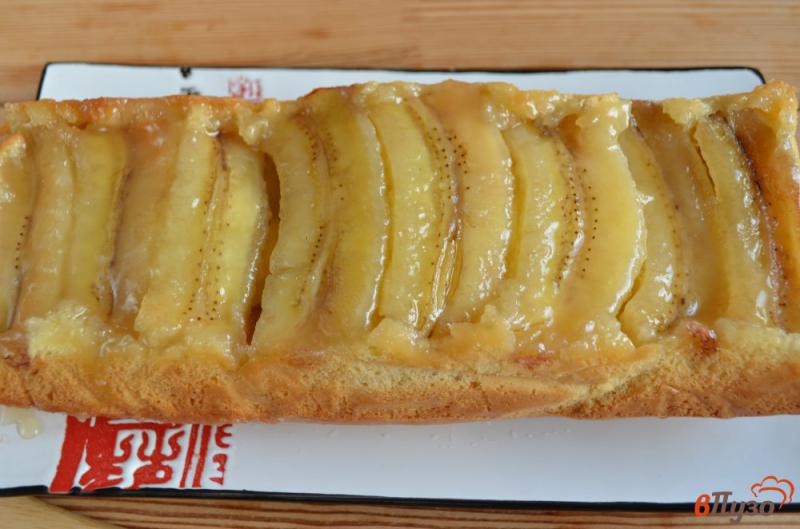 Фото приготовление рецепта: Банановый пирог со сметанной заливкой шаг №9