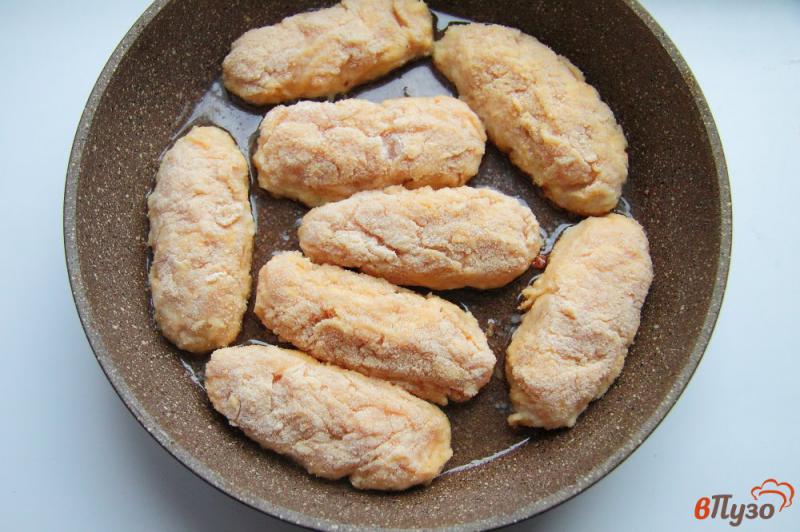 Фото приготовление рецепта: Куриные палочки с сыром шаг №8