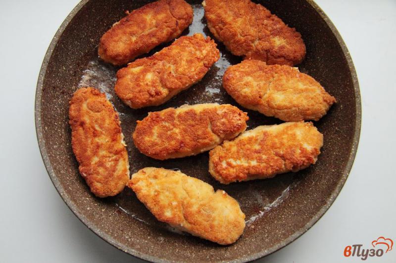 Фото приготовление рецепта: Куриные палочки с сыром шаг №9