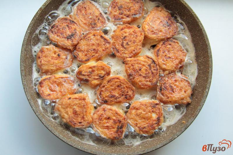 Фото приготовление рецепта: Жареные рулетики из лаваша с колбасой, сыром и яйцами шаг №11