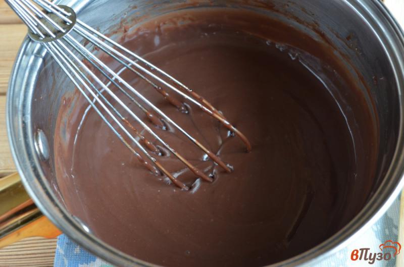 Фото приготовление рецепта: Шоколадный торт с шоколадным кремом шаг №8