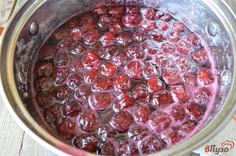 Фото приготовление рецепта: Варенье из вишни с косточками шаг №6
