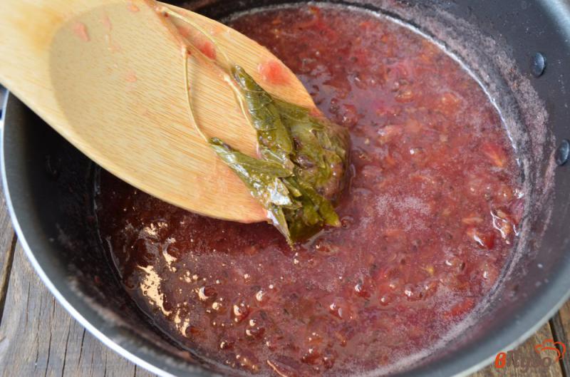 Фото приготовление рецепта: Варенье из крыжовника с листьями смородины шаг №4