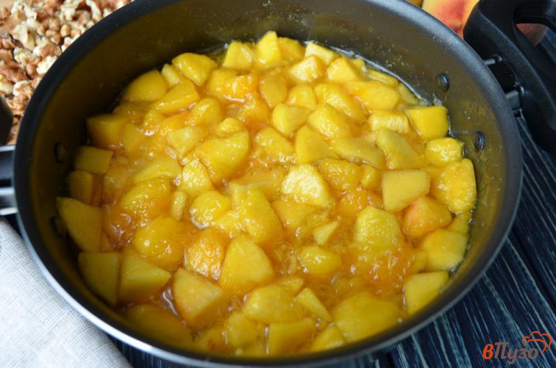 Фото приготовление рецепта: Варенье из персиков с грецкими орехами шаг №5