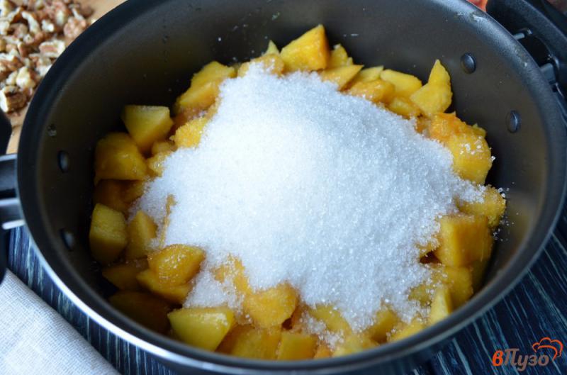 Фото приготовление рецепта: Варенье из персиков с грецкими орехами шаг №4