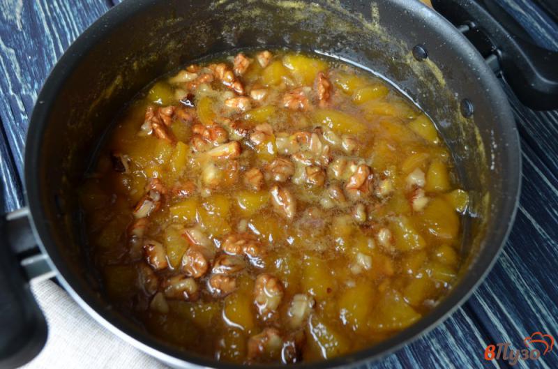 Фото приготовление рецепта: Варенье из персиков с грецкими орехами шаг №7
