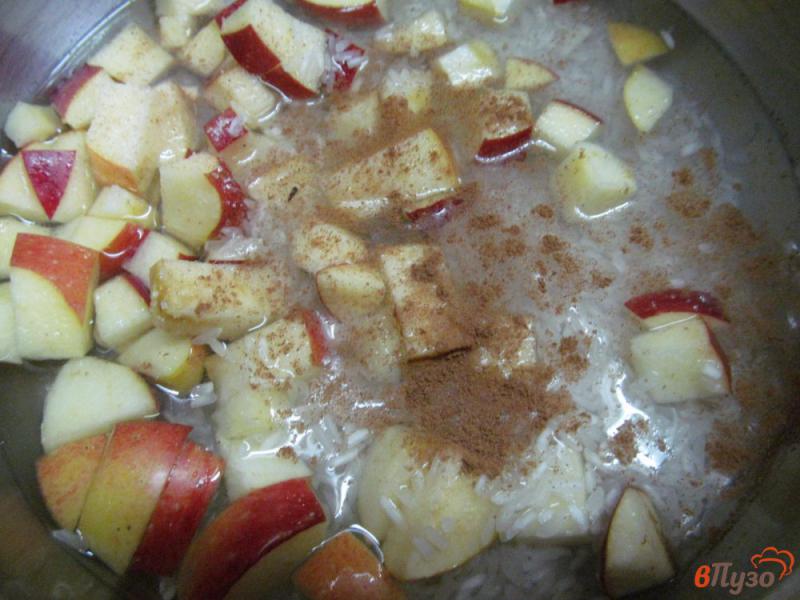 Фото приготовление рецепта: Рисовая каша с сыром янтарь и яблоком шаг №2
