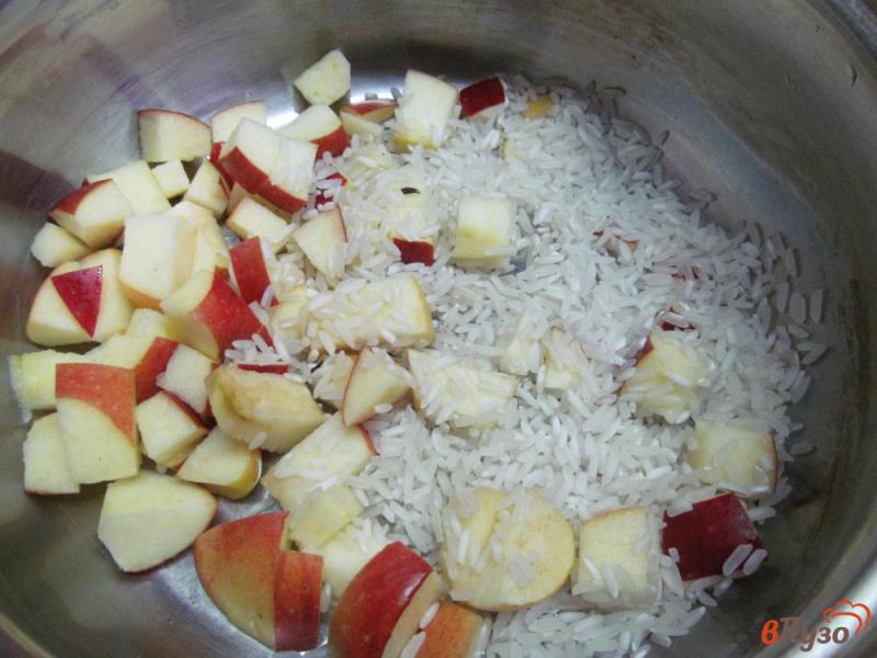 Фото приготовление рецепта: Рисовая каша с сыром янтарь и яблоком шаг №1
