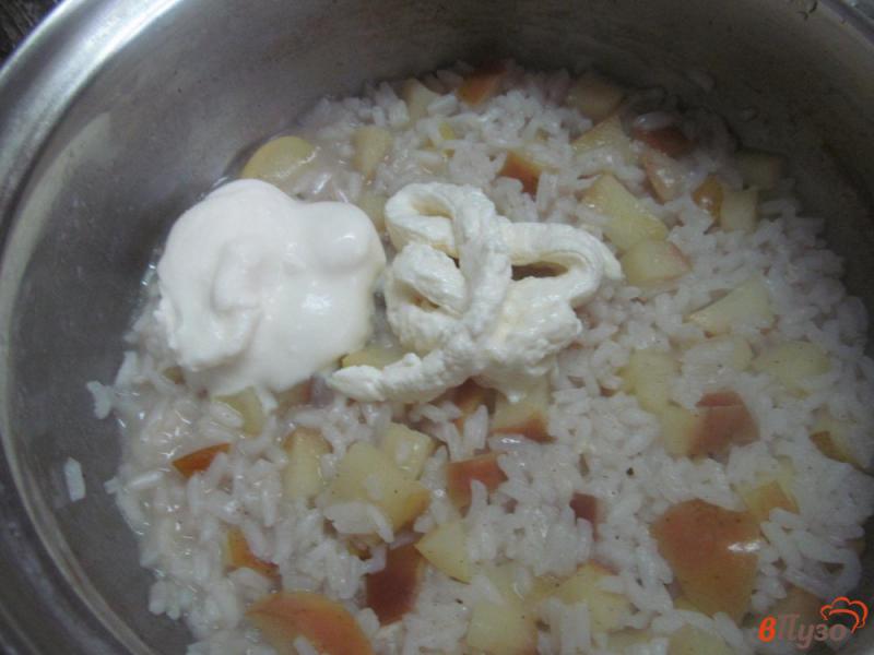 Фото приготовление рецепта: Рисовая каша с сыром янтарь и яблоком шаг №3