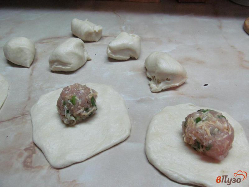 Фото приготовление рецепта: Булочки с мясной начинкой шаг №7