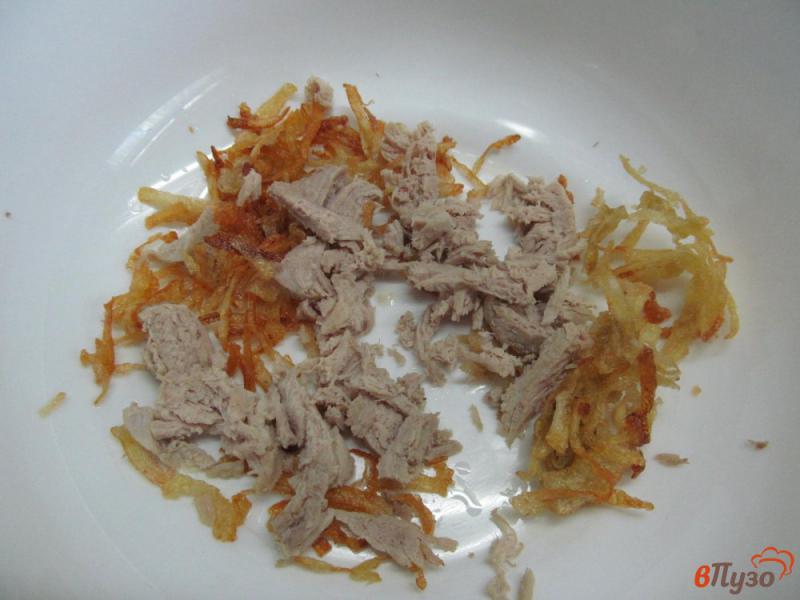 Фото приготовление рецепта: Салат с жареным картофелем свеклой и мясом шаг №3