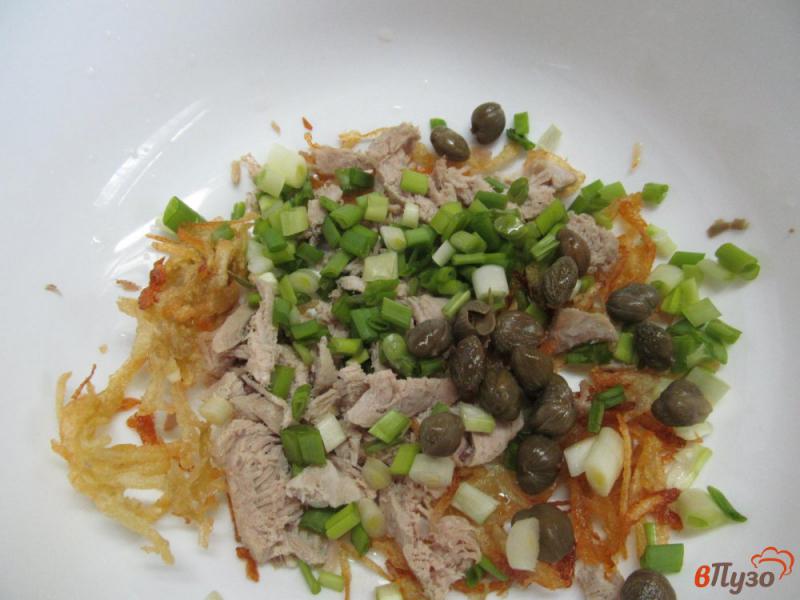 Фото приготовление рецепта: Салат с жареным картофелем свеклой и мясом шаг №4