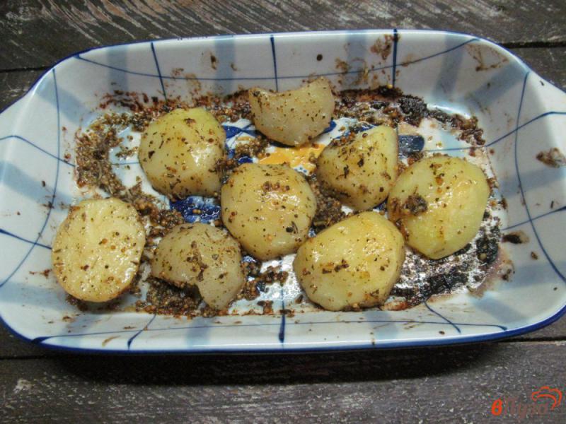 Фото приготовление рецепта: Запеченный картофель с горчицей и вином шаг №4