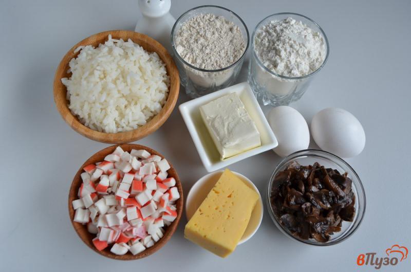 Фото приготовление рецепта: Галеты с крабовыми палочками, грибами и рисом шаг №1