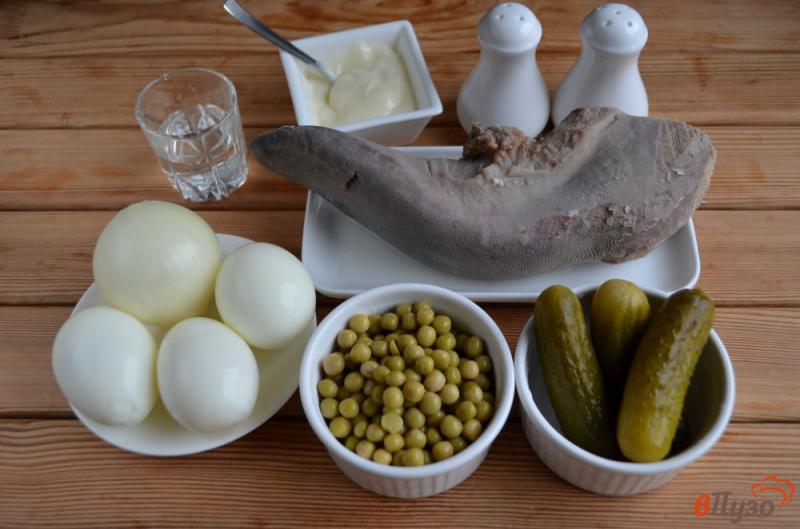Фото приготовление рецепта: Салат с языком и солеными огурцами шаг №1